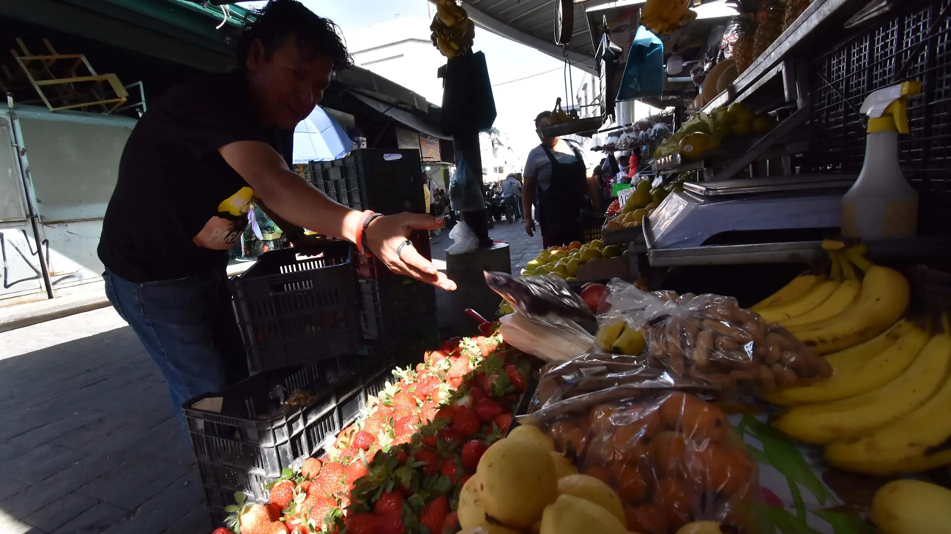 PIÑATAS, FRUTA Y CARNE .- RICARDO SANCHEZ.- EL SOL DE IRAPAUTO